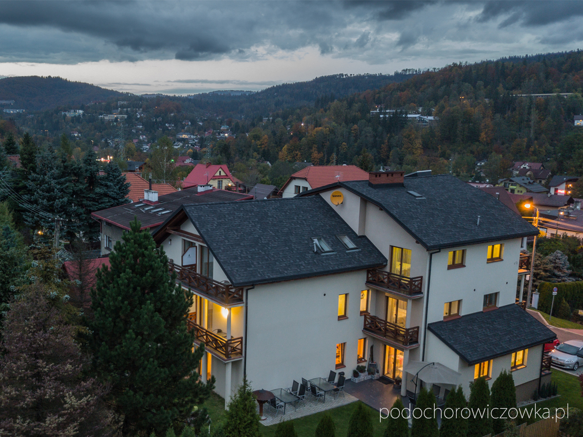 Rezydencja Pod Ochorowiczówką B&B o zmierzchu — widok z zewnątrz, Wisła Centrum, Beskidy